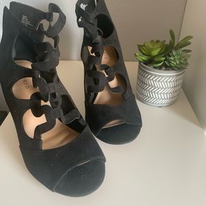 Wide heel shoes